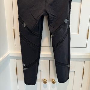 ALO Yoga 7/8 Black Leggings with Beautiful Mesh Pattern, Size XS